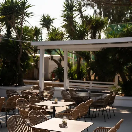 Ξενοδοχείο Black & White Boho 3*